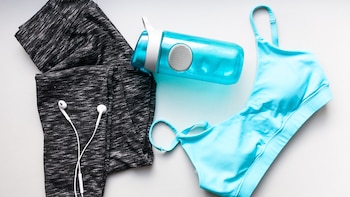 La ropa sintética, especialmente la