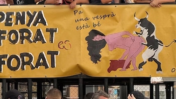 Denuncian el logo sexista de una peña taurina de Sagunt con un toro "sometiendo sexualmente a una mujer"