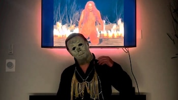 Un hombre disfrazado de Michael