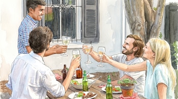 Cinco personas alzan copas de vino sobre una mesa de madera con platos de comida, ensalada, botellas de cerveza en un patio exterior.