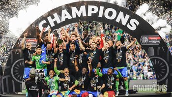 El delantero peruano estuvo con la bandera peruana en la cintura en todo momento. Foto: Seattle Sounders.