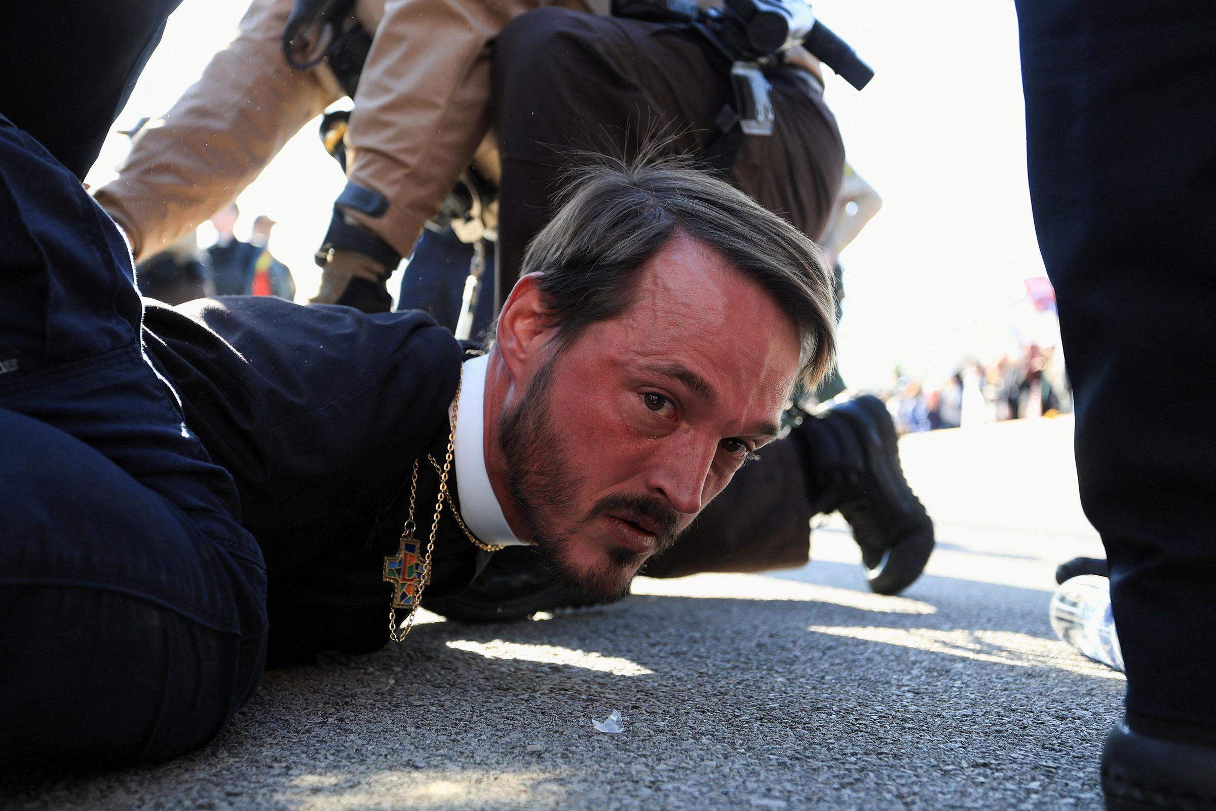 Michael Woolf, ministro de la iglesia Lake Street Church de Evanston, fue detenido por la Policía Estatal de Illinois durante una protesta contra las medidas migratorias, frente a las instalaciones del ICE en Broadview, Chicago, el 14 de noviembre (Jim Vondruska—Reuters)