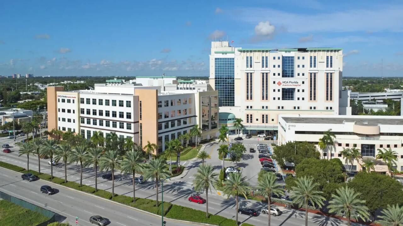 El HCA Florida Aventura Hospital se alza majestuosamente en esta vista aérea. Destaca su arquitectura moderna y su ubicación en el vibrante paisaje urbano del sur de Florida. (El HCA Florida Aventura Hospital)