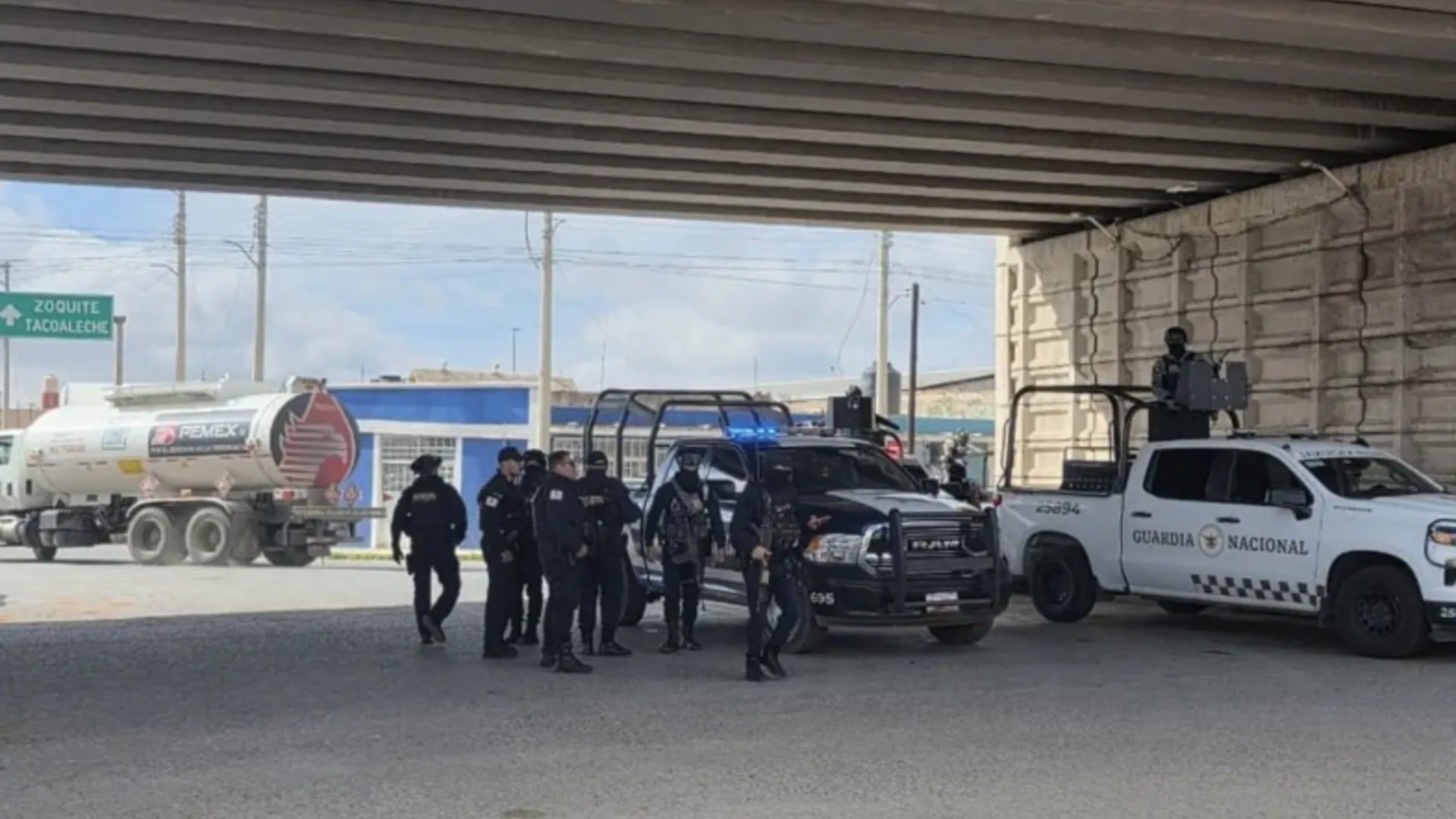 Los cuerpos de cuatro hombres fueron colgados del puente vehicular de la carretera 45 a la altura de la comunidad de Pozo de Gamboa, en el municipio de Pánuco.(Cuartoscuro)