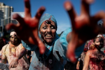 Miles de personas se congregarán en la Ciudad de México para compartir su gusto por los muertos vivientes. (AP Foto/Bruna Prado)