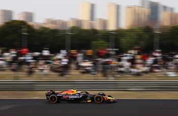 Liam Lawson acelerando en China,