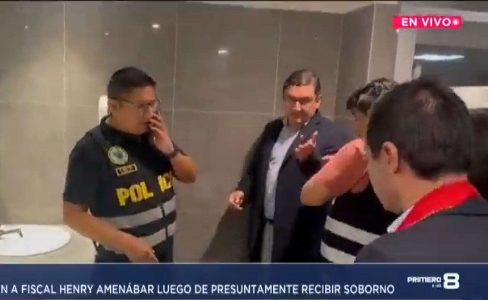 Fiscal Henry Amenábar, detenido en un baño con coima en dólares, participó en operativo para arrestar a Alan García en 2019
