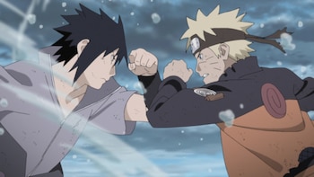 Dos personajes de anime, Sasuke Uchiha a la izquierda y Naruto Uzumaki a la derecha, cruzan los puños en un combate