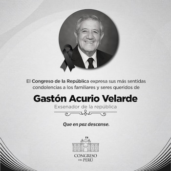Retrato en blanco y negro de Gastón Acurio Velarde con un lazo negro, un mensaje de pésame y el logotipo del Congreso del Perú