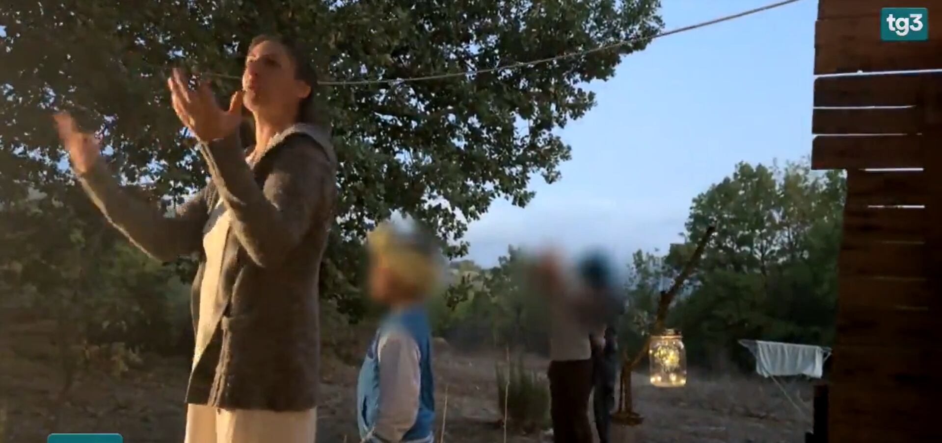 Catherine Birmingham, de 45 años, ex entrenadora ecuestre australiana, con sus tres hijos en el claro del bosque donde juegan. (Rai TG3/Captura de pantalla/)