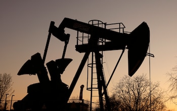 Los precios del petróleo retroceden en medio de la incertidumbre sobre la guerra en Medio Oriente (EFE)