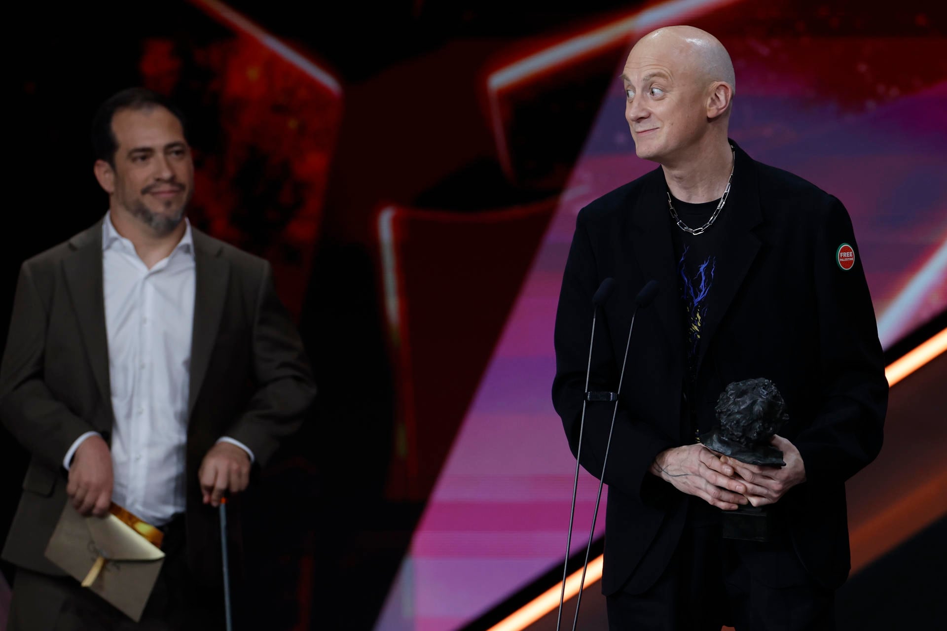 BARCELONA, 28/02/2026.- El productor y músico francés Kangding Ray tras recibir el goya a ´Mejor música original´ por su trabajo en ´Sirat´ durante la ceremonia de entrega de los Premios Goya en su 40 edición, este sábado en el Auditorio Fórum CCIB de Barcelona. EFE/Alberto Estévez