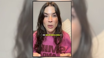 Andrea Anaya usa a Puncha