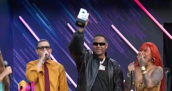 Arlene Mc, Alofoke Music, Jey One y La Mas Doll subieron al escenario para recibir la estatuilla. (Captura de video)