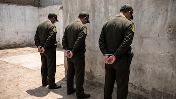 Policías cambiaban cocaína incautada por yeso: acusan de tráfico ilícito a efectivos del Área Antidrogas