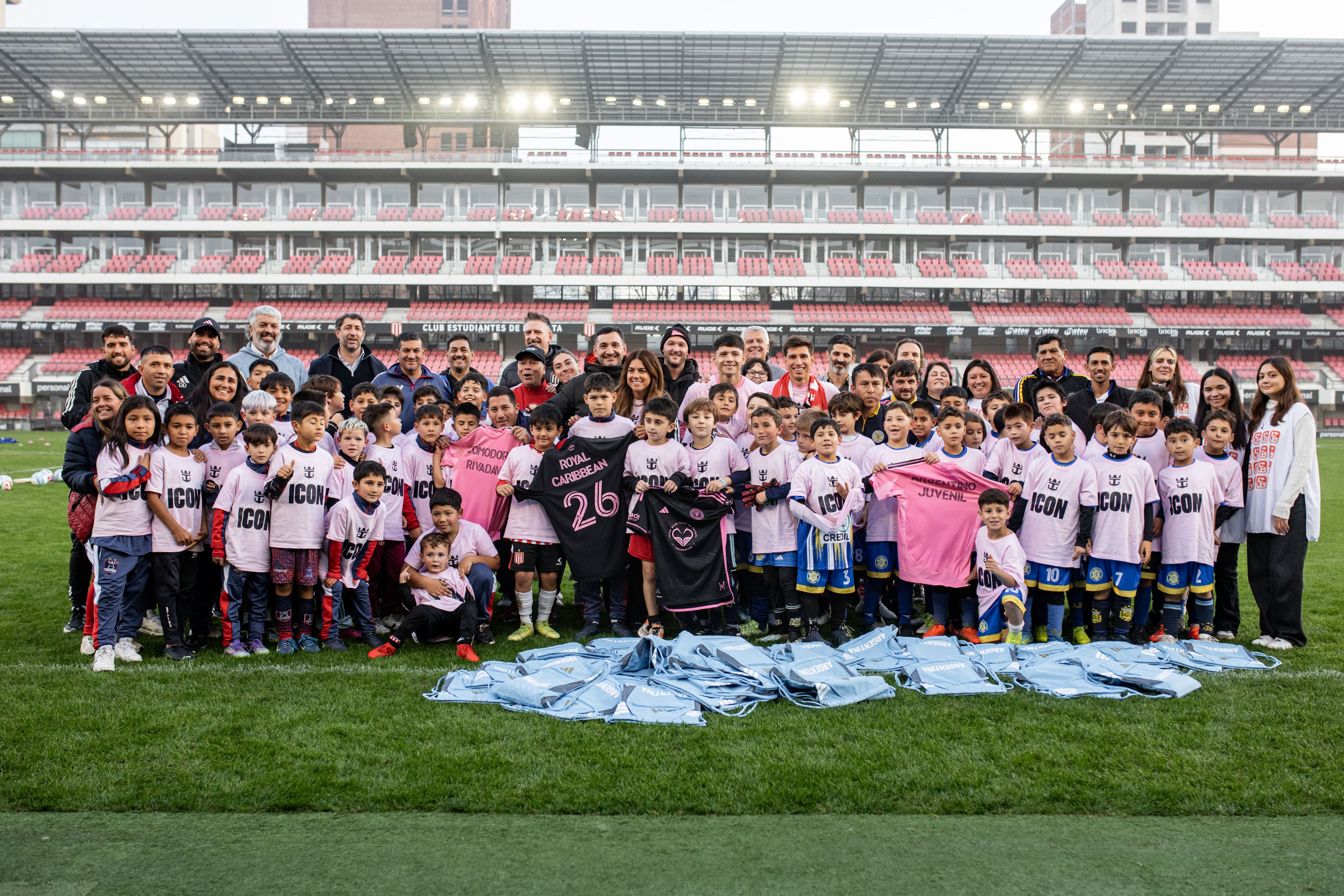 Facundo Mura y Andrés Ayala, con los niños que participaron de la clínica en el estadio de Estudiantes (Gentileza Fundación Inter Miami)