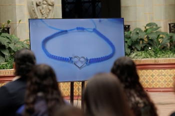 Pantalla de televisión mostrando pulsera azul con corazón plateado. Con texto de la Secretaría contra la Violencia Sexual de Guatemala