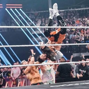 Jey y Jimmy Uso alimentaron la polémica después de las declaraciones del luchador mexicano sobre las oportunidades dentro de WWE.