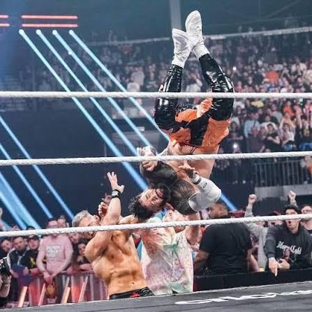 Jey y Jimmy Uso alimentaron la polémica después de las declaraciones del luchador mexicano sobre las oportunidades dentro de WWE.