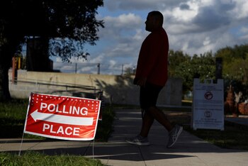 El FBI y el Departamento de Seguridad Nacional advierten sobre posibles ataques por extremistas inspirados en desinformación electoral. (REUTERS/Callaghan O'Hare)
