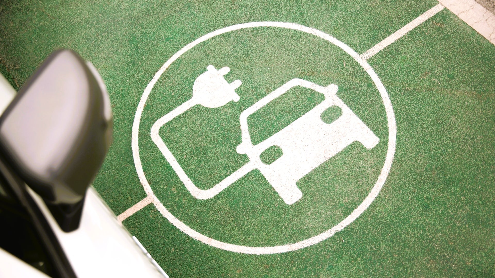 La electromovilidad se enmarca en las acciones de desarrollo sustentable y el uso responsable de los recursos naturales (Freepik)