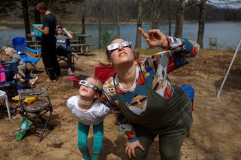 Los campamentos de verano ya reorganizan sus rutinas en Estados Unidos porque el calor y el humo obligan a reducir el tiempo al aire libre y a trasladar actividades a espacios cerrados (REUTERS/Evelyn Hockstein)