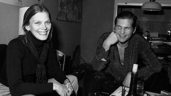 Una moza con los ojos morados, un galán rechazado y la premonición que unió a Jeff Bridges con el amor de su vida