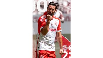 Claudio Pizarro juega en el