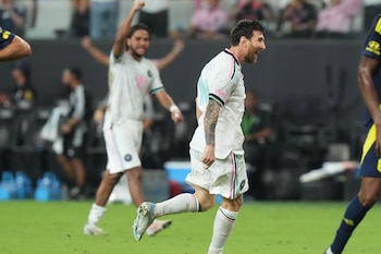 El argentino Lionel Messi, del Inter Miami, celebra tras marcar ante Nashville en un partido de la MLS, realizado el sábado 12 de septiembre de 2026 (AP Foto/Marta Lavandier)