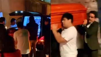 Caos en Ramiro Prialé: familia carga un féretro a pie por el intenso tráfico en Santa Clara