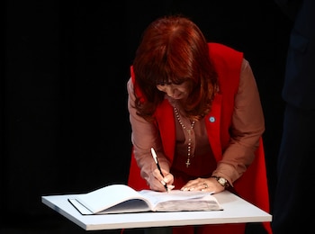 Cristina Kirchner firma su asunción al frente del PJ (REUTERS/Tomas Cuesta)