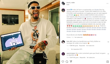 Anuel AA con una imagen