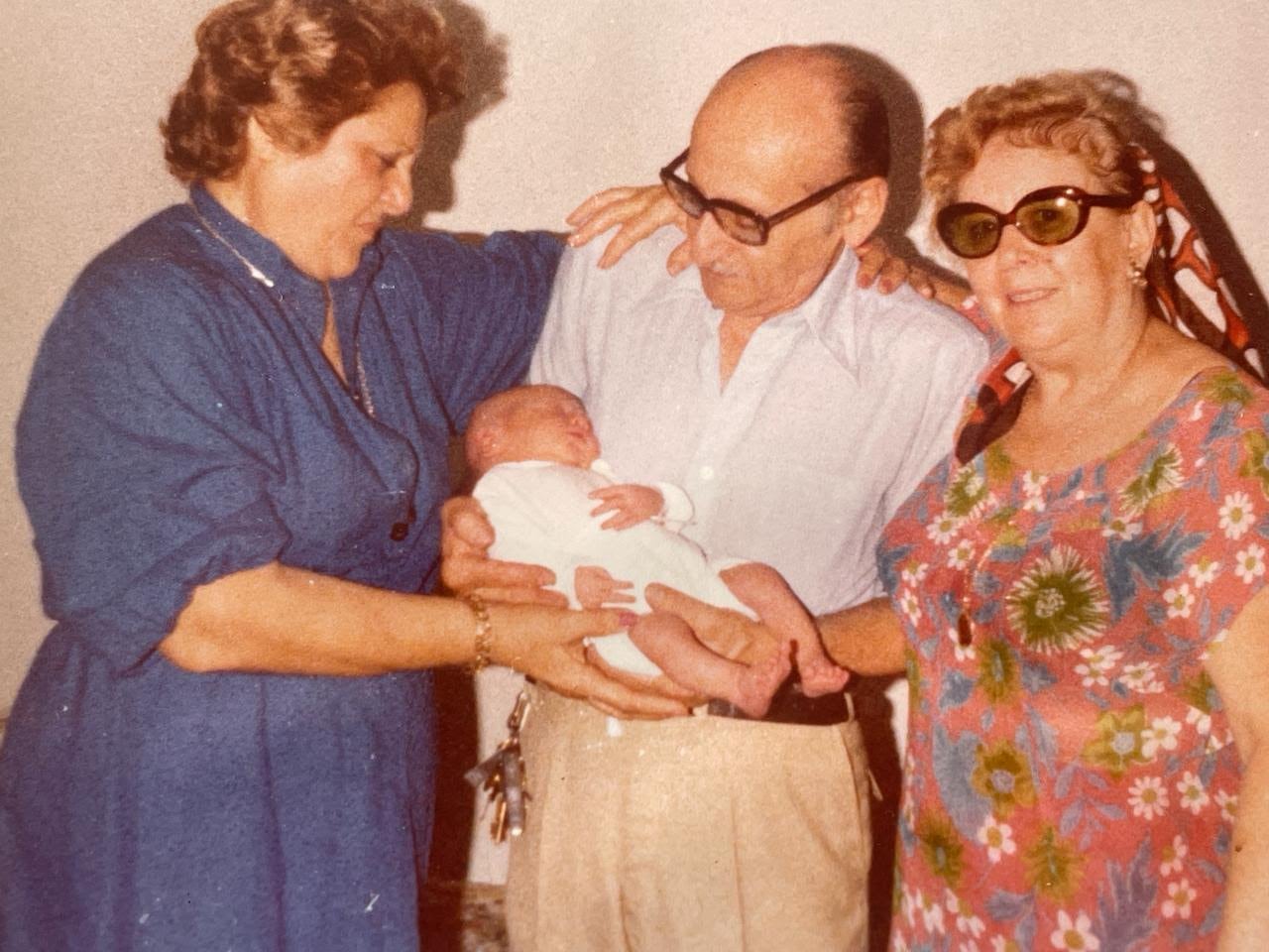 Alfredo Gleblung y Berta Cohen, padres de Chiche Gelblung, junto a Federico Gelblung (primer hijo de Chiche) y Laura, su consuegra