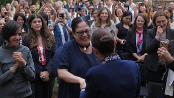 Durante el encuentro con Sheinbaum en España, algunos mexicanos se acercaron para tomarse fotografías con la mandataria. (Foto: Presidencia)