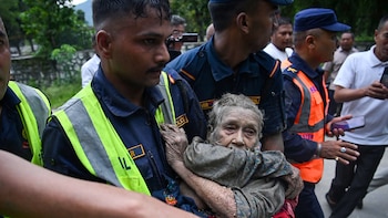 Las impactantes fotos del GLOF y sus víctimas en Nepal: entre el barro y los rostros del dolor