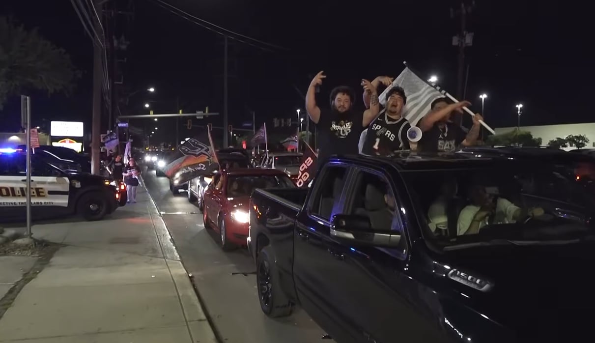 La alegría por la clasificación del equipo local se vio empañada cuando un adolescente cayó de un automóvil en movimiento y sufrió heridas irreversibles en medio del bullicio generalizado (News 4 (WOAI) San Antonio)