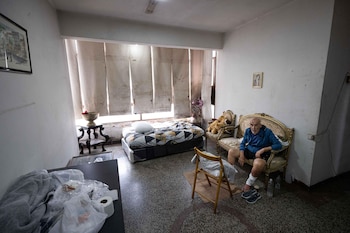 El preso político uruguayo-venezolano, José Breijo, de 73 años, descansa en su casa tras recuperarla, en Caracas (Venezuela) (EFE/ Ronald Peña R.)