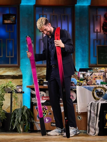 Broncano recibiendo los esquís de