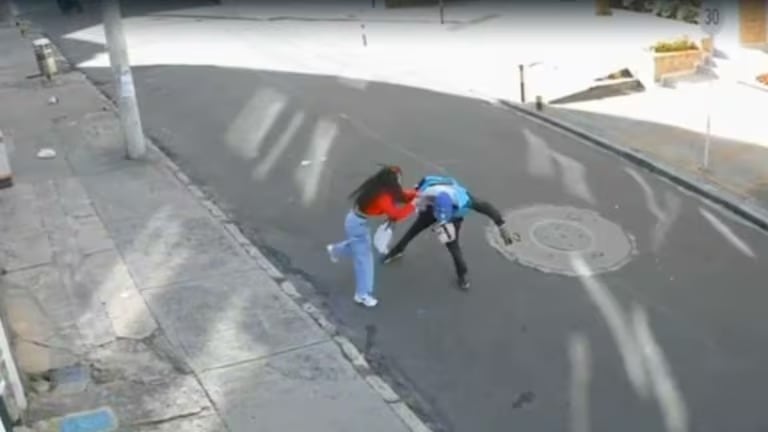 La rápida reacción de la víctima y la alerta de la comunidad permitieron detener al presunto ladrón antes de que lograra huir - crédito @SeguridadBOG / X