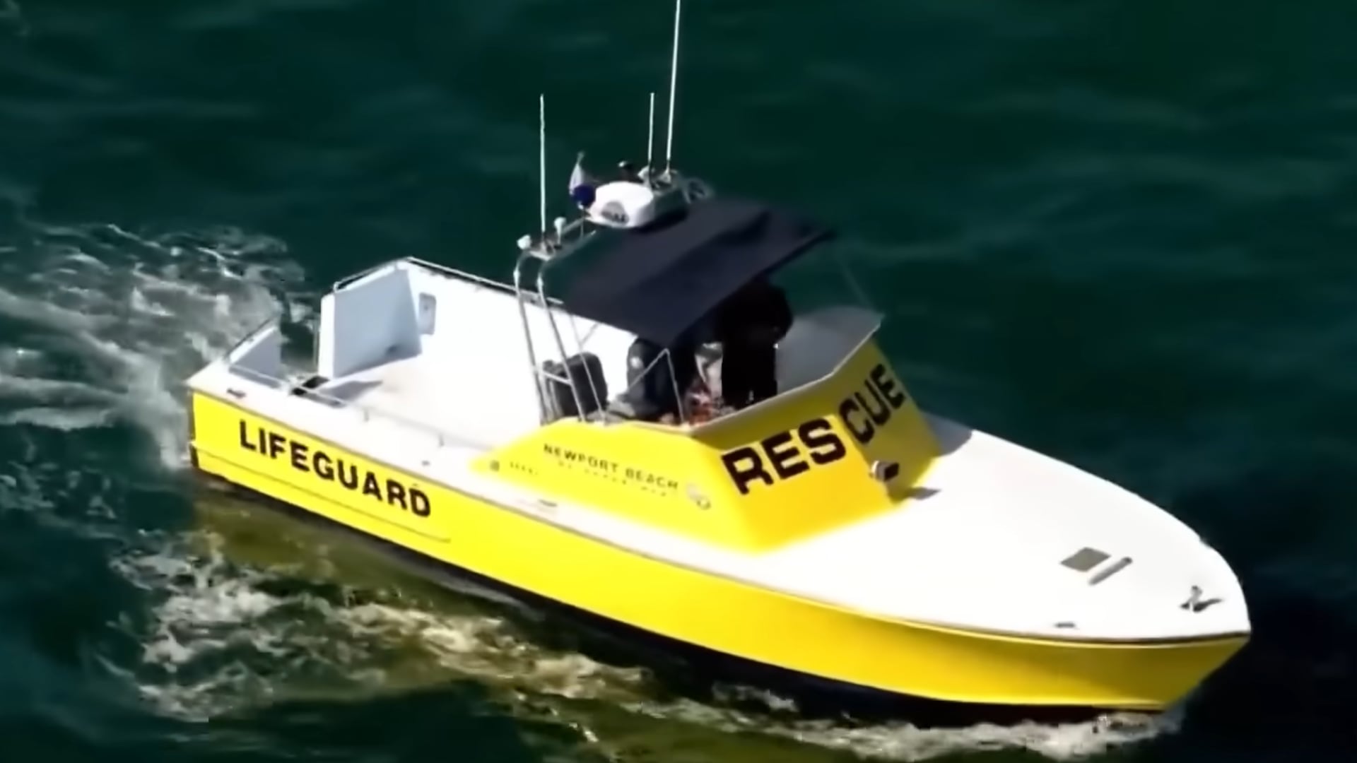 El operativo de búsqueda incluyó acciones aéreas y marítimas para localizar al tiburón reportado en Newport Beach, aunque no se logró hallarlo (Captura de video: KTLA 5).