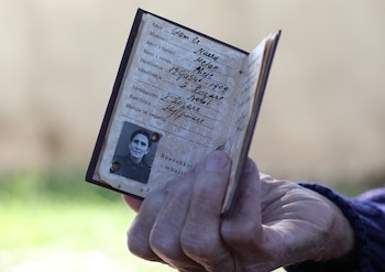 Qamile Marra muestra su documento de identidad. (Adnan Beci/AFP)