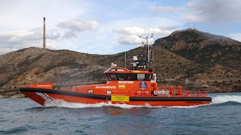 Salvamento Marítimo rescata a 19 inmigrantes en una embarcación a la deriva en Cabo de Palos