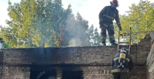 Los bomberos en la casa de Pino sofocando el incendio