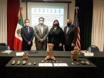 Ceremonia de entrega de bienes