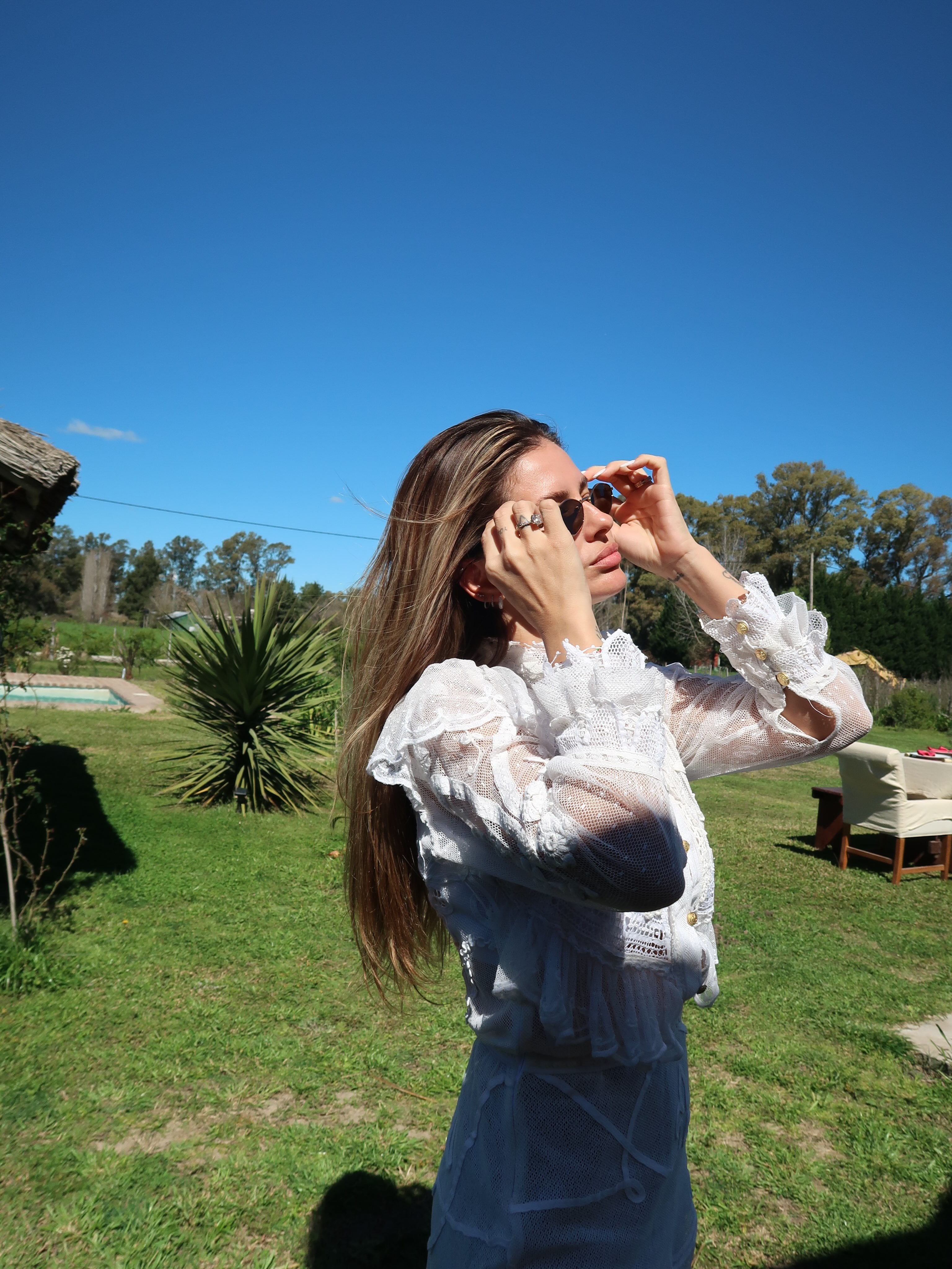 La China Suárez lució un vestido blanco de encaje y volados confeccionado a medida por la firma Cepé, de Lau Vidal