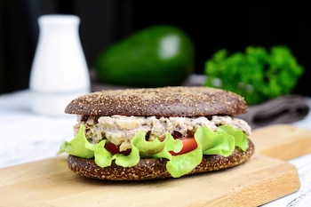 Sandwich de atún y aguacate