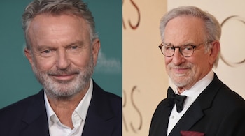 Sam Neill (izquierda) y Steven Spielberg (derecha), ambos con cabello gris y barba, en un díptico de primeros planos.