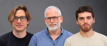 (izq. ar.) Dr. Glen Pridham, Prof. Uri Alon y Yoav Hayut, el equipo de investigadores del Instituto Weizmann de Ciencias en Israel