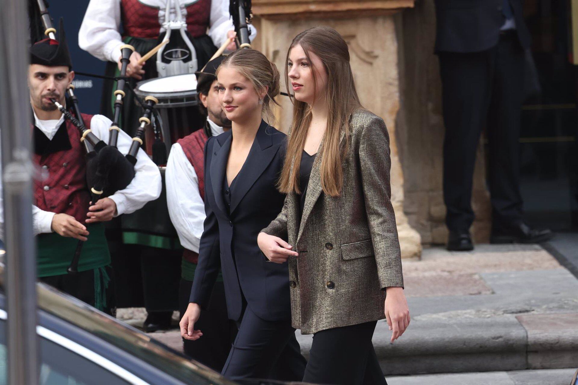 La princesa Leonor y la infanta Sofía a la salida del Hotel Reconquista para dirigirse al Teatro Campoamor ante la ceremonia de entrega de los 'Premios Princesa de Asturias'. (José Ruiz - Europa Press).