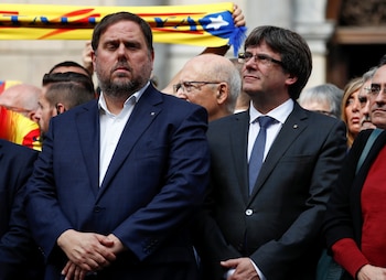 El presidente de la Generalitat, Carles Puigdemont, junto al vicepresidente catalán, Oriol Junqueras, y a la alclaldesa de Barcelona Ada Cloau durante un acto en la Plaza Sant Jaume (Reuters)